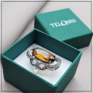 duzy bursztynowy pierscien z markazytami