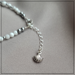 biala bransoletka z muszelka   