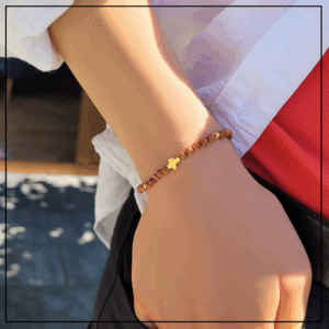 bransoletka zloty krzyzyk piasek pustyni