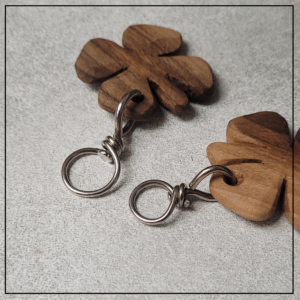 brelok+koniczyna+drewno+akacja+maly+++