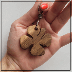 brelok+koniczyna+drewno+akacja+maly++++