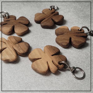 brelok+koniczyna+drewno+akacja+maly++++++