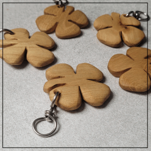 brelok+koniczyna+drewno+dab+jasne++++