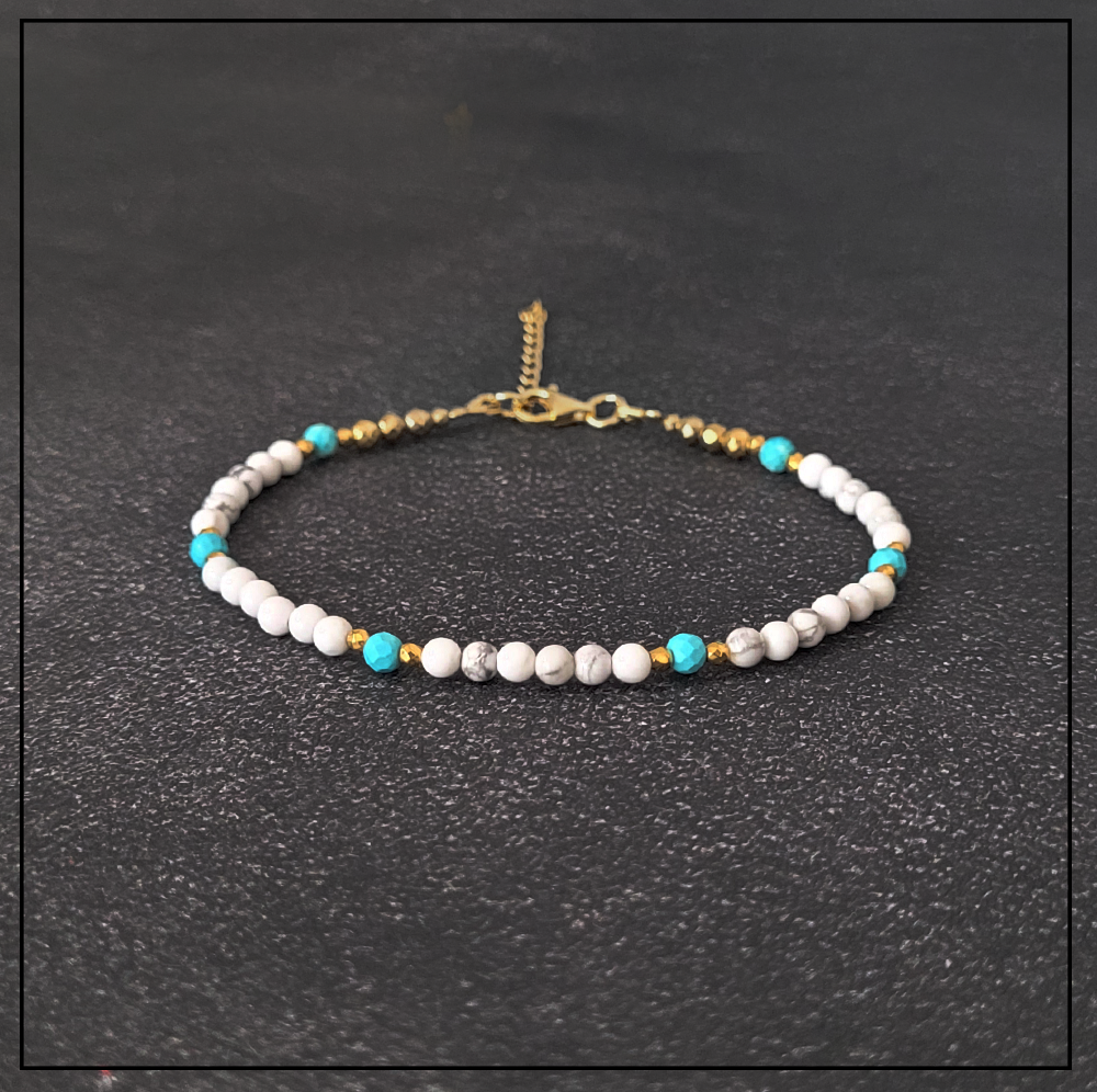 bransoletka bialy howlit z magnezytem gold