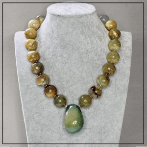 naszyjnik z jadeitu z orzechem tigua