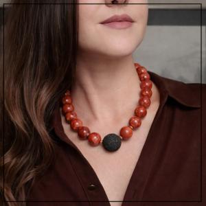 naszyjnik z koralowaca z kula lawy